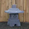 Artikelbild 1 des Artikels “Gartenlaterne im japanischen Stil, hergestellt aus Andesitstein. Mehrteilig. 55 cm Höhe, das Dach ist 40 cm breit. “